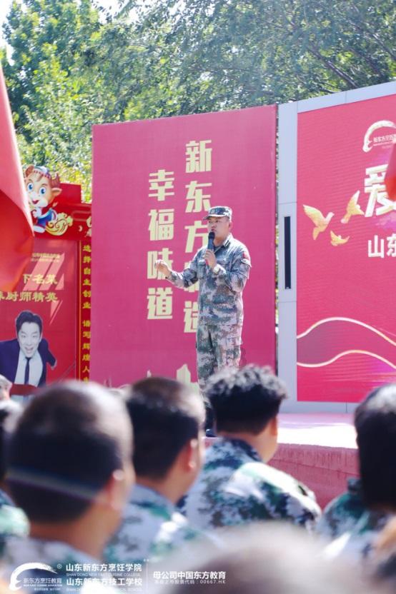 下降显微镜镜筒时，要用哪只眼睛从哪里注视物镜？
